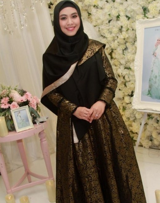 Model Gamis Syar'i Oki Setiana Dewi Cantik Mewah Hitam Gold