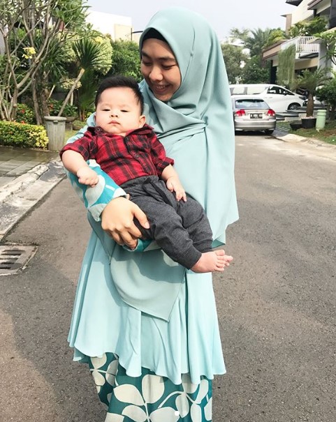 Model Gamis Syar'i Oki Setiana Dewi Modern Soft Tosca