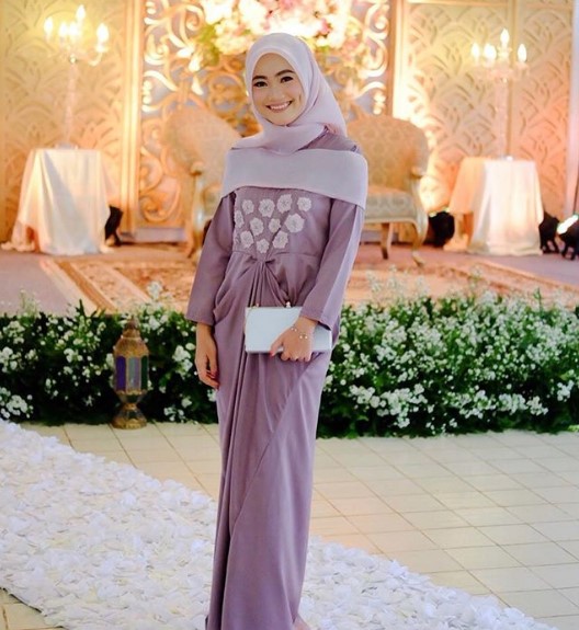 Model Gaun Pesta Brokat Panjang Dusty Ungu