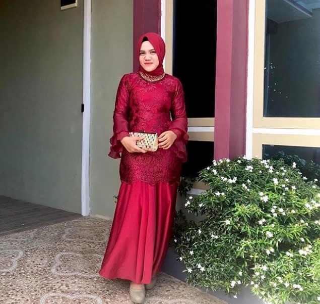 Model Gaun Pesta Brokat Panjang Duyung Maroon