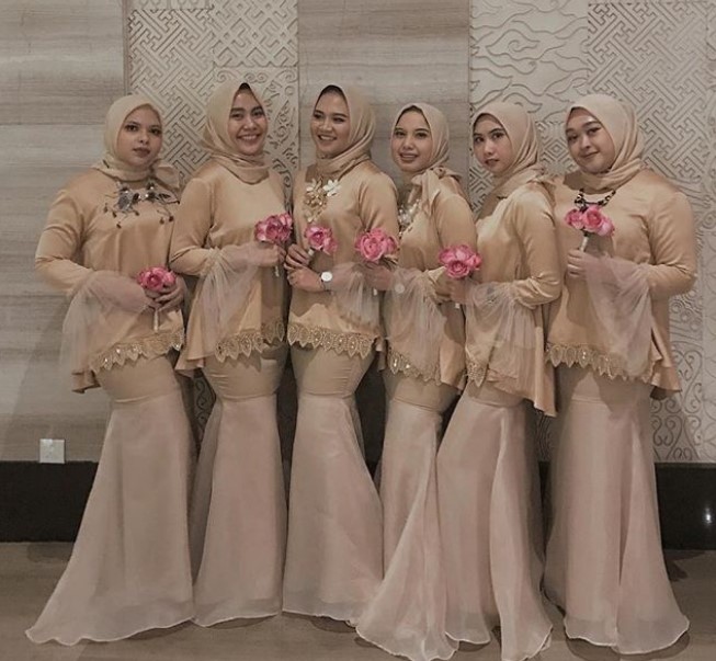 Model Gaun Pesta Brokat Panjang Duyung Soft Yellow