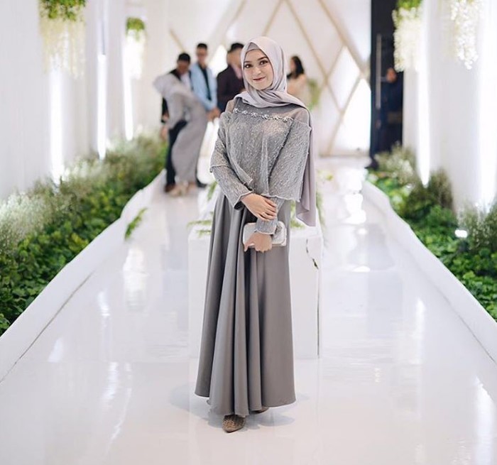 Model Gaun Pesta Brokat Panjang Silver