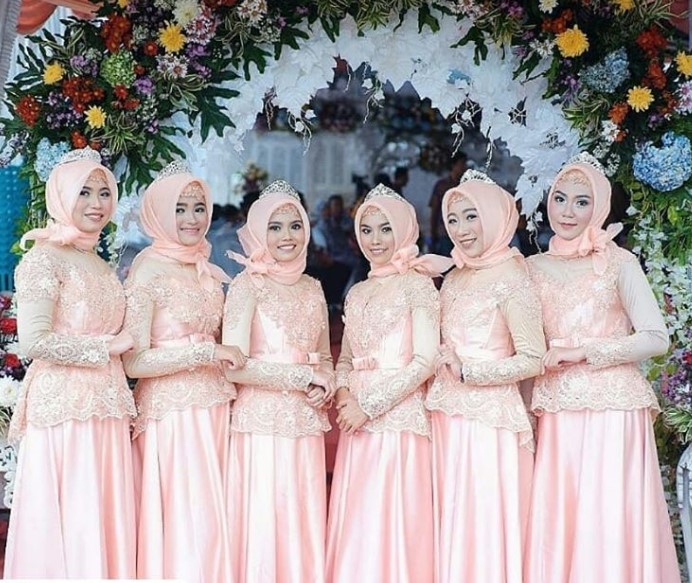 Model Gaun Pesta Brokat Panjang Soft Peach