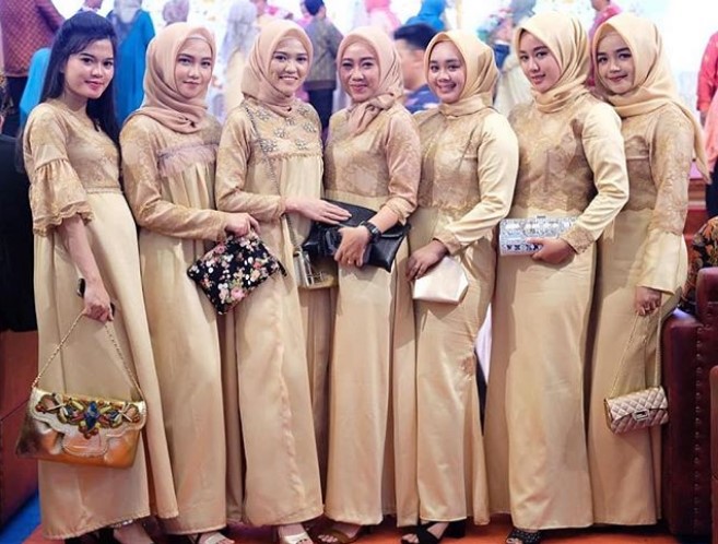 Model Gaun Pesta Brokat Panjang Soft Yellow