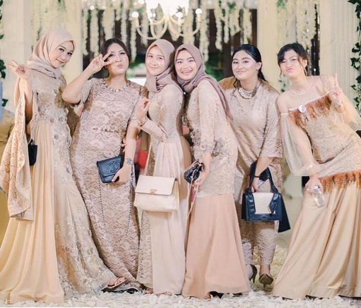 Model Gaun Pesta Brokat Terbaru Mewah CreamModel Gaun Pesta Brokat Terbaru Mewah Cream