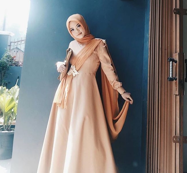 Model Gaun Pesta Brokat Terbaru Mewah Kuning Peach