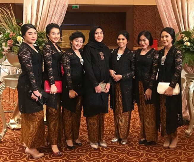 Model Kebaya Brokat Kutubaru Modern Hitam