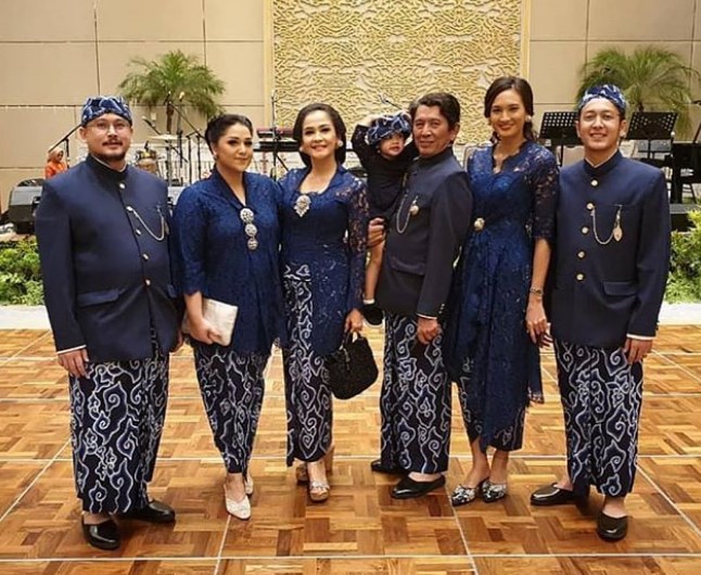 Model Kebaya Brokat Kutubaru Modern Navy
