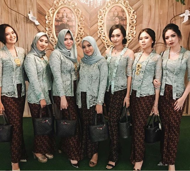 Model Kebaya Brokat Kutubaru Modern Soft Blue