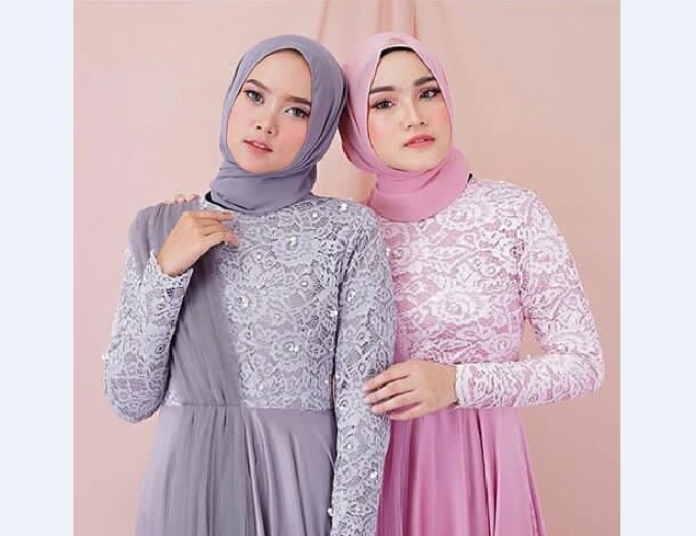 Model Kebaya Brokat dengan Aksen Selendang Bahu Biru Pink