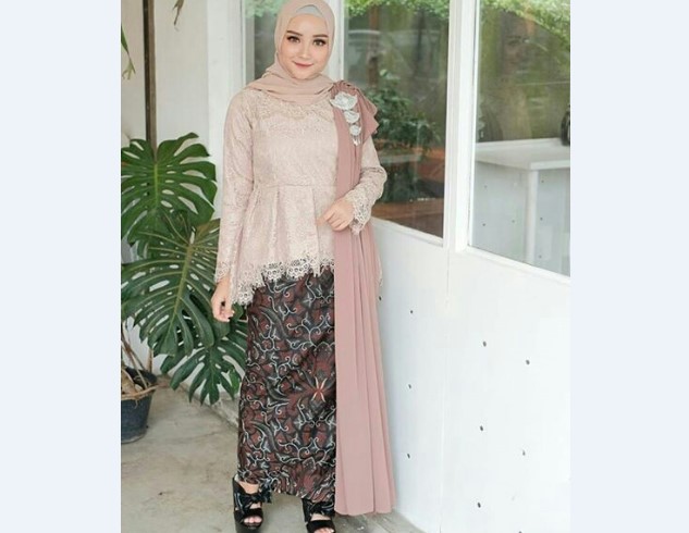 Model Kebaya Brokat dengan Aksen Selendang Bahu Coksu Muda