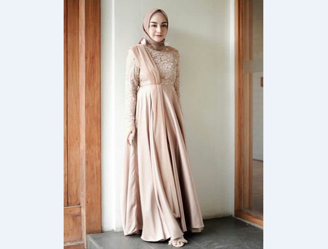 Model Kebaya Brokat dengan Aksen Selendang Bahu Krem Muda