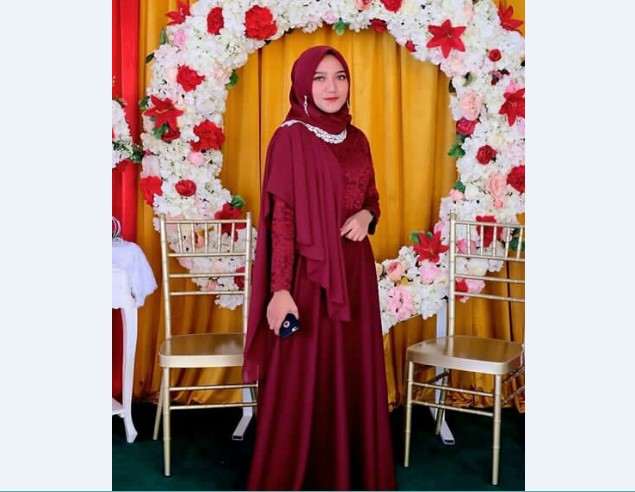 Model Kebaya Brokat dengan Aksen Selendang Bahu Maroon