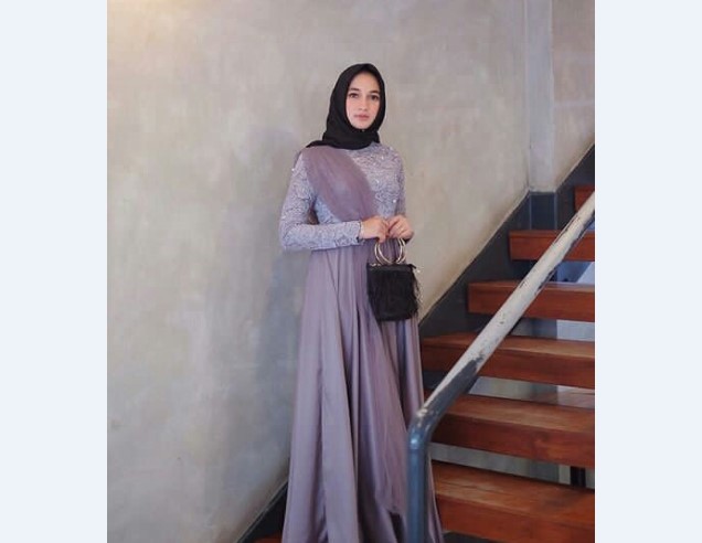 Model Kebaya Brokat dengan Aksen Selendang Bahu Soft Purple