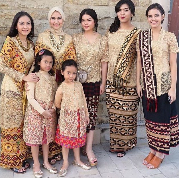 Model Kebaya Brokat dengan Aksen Selendang Songket