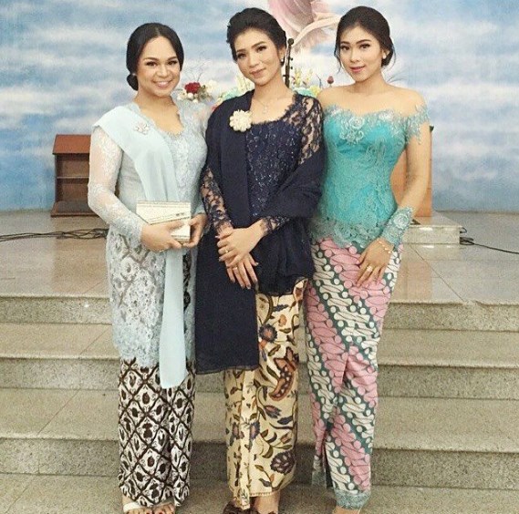 Model Kebaya Brokat dengan Aksen Selendang Terbaru