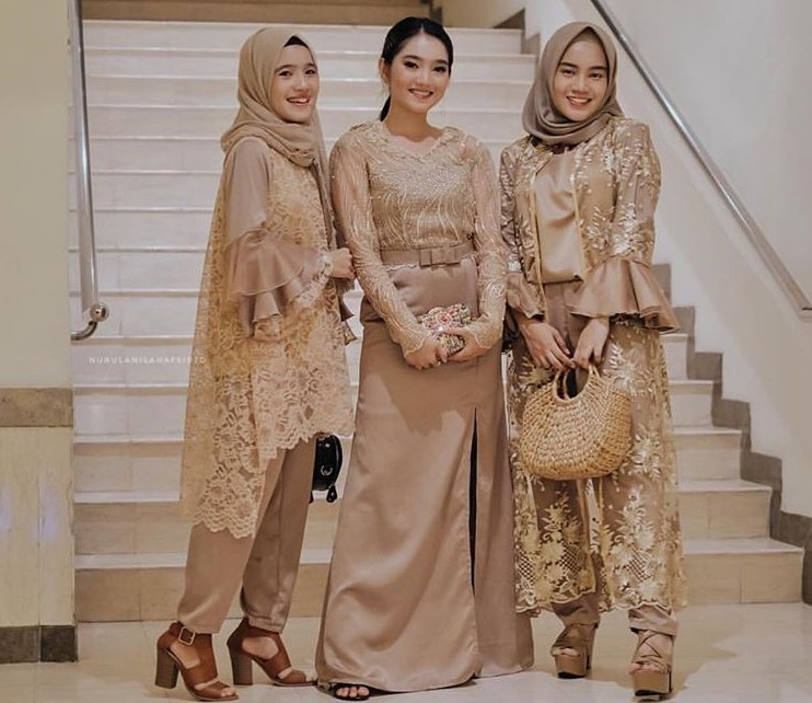Model Kebaya Gamis Brokat Modern Lengan Lonceng Cream