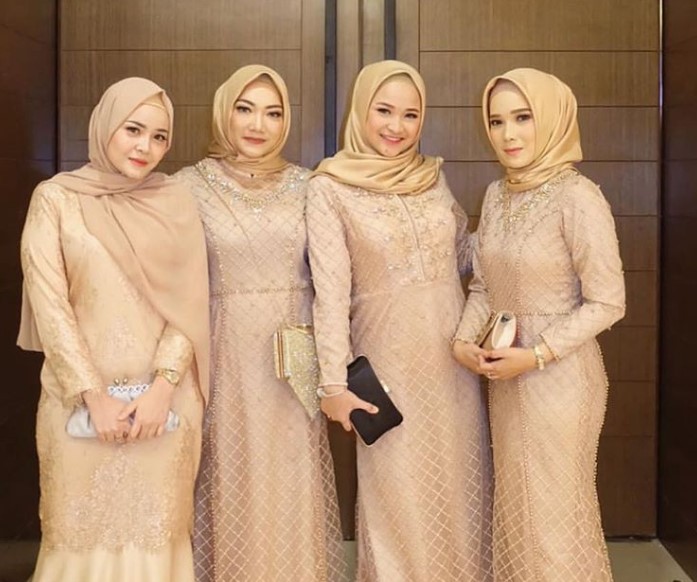 Model Kebaya Gamis Brokat Modern Model Duyung Soft Peach