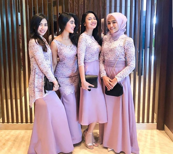 Model Kebaya Gamis Brokat Modern Satin Lavender