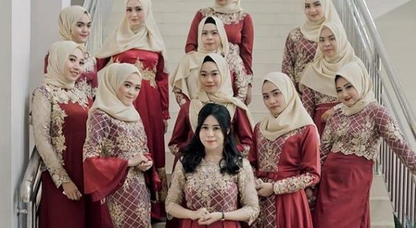 Model Kebaya Gamis Brokat Modern Tile Satin Maroon