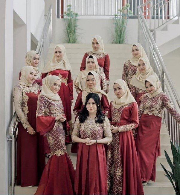 Model Kebaya Gamis Brokat Modern Tile Satin Maroon