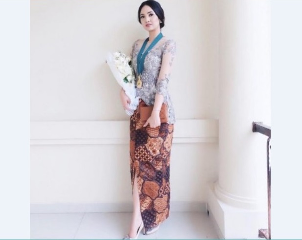 Model Kebaya Modern Atasan Panjang Melebar Abu-abu Coklat