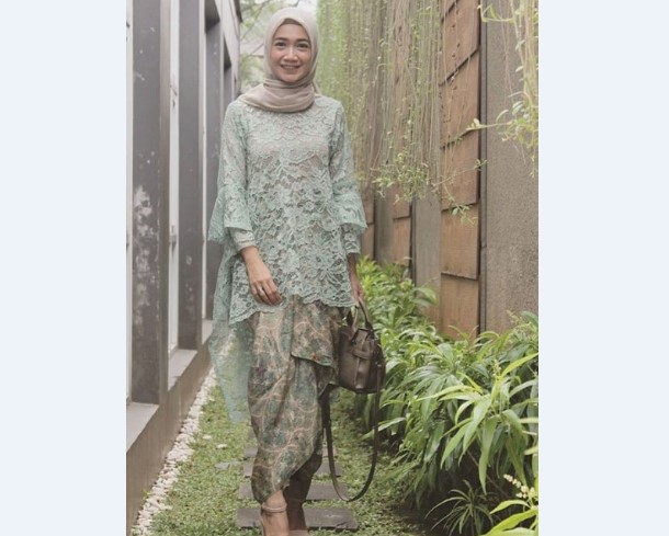 Model Kebaya Modern Atasan Panjang Melebar Tosca.png