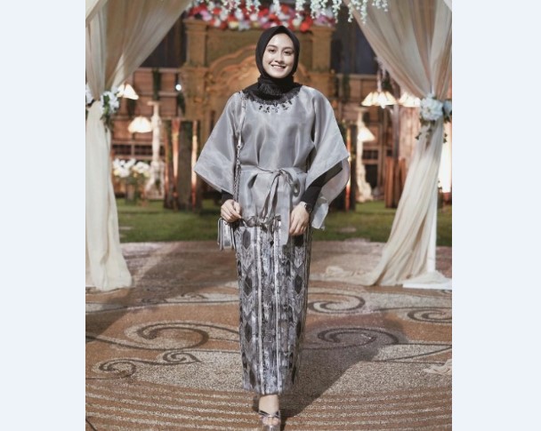 Model Kebaya Modern Blouse Abu-abu