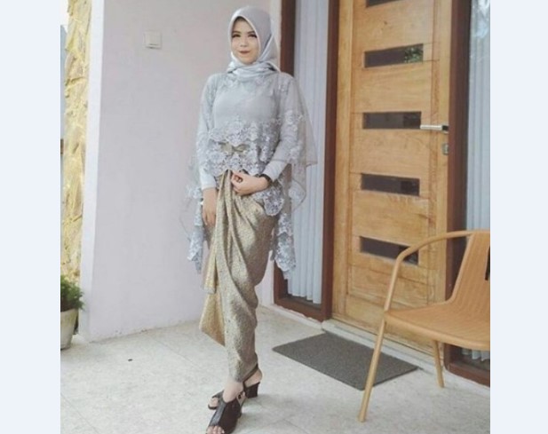 Model Kebaya Modern Cape Abu-abu