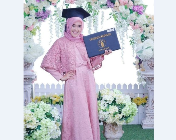 Model Kebaya Modern Cape Belah Pink