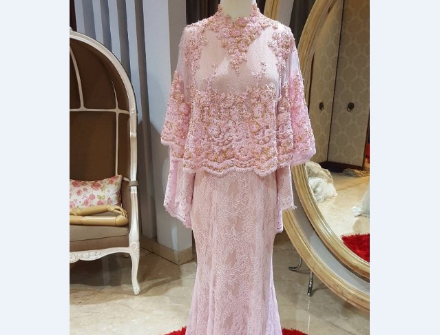 Model Kebaya Modern Cape Tile Brokat Pink