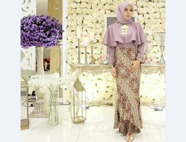 Model Kebaya Modern Cape Ungu