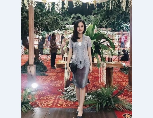 Model Kebaya Modern Kutubaru Abu-abu