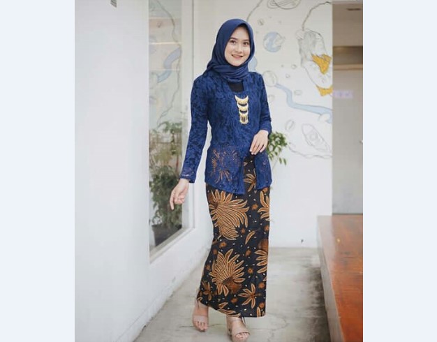 Model Kebaya Modern Kutubaru Brokat Navy
