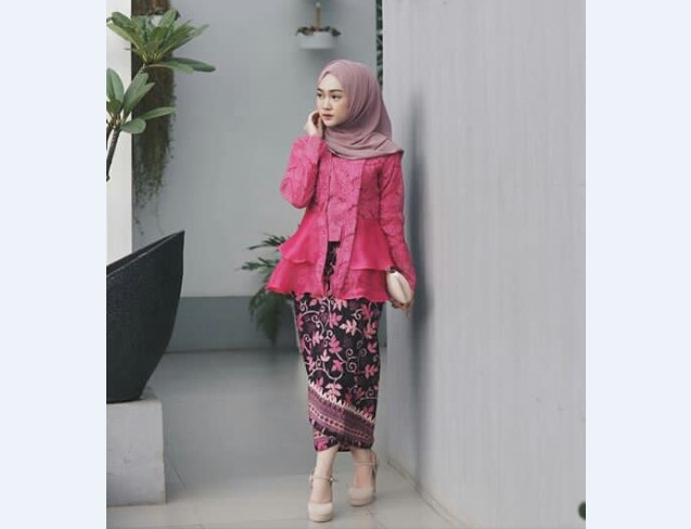 Model Kebaya Modern Kutubaru Kombinasi Payung Fuschia