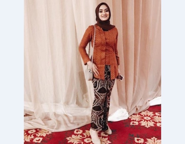 Model Kebaya Modern Kutubaru Merah Bata