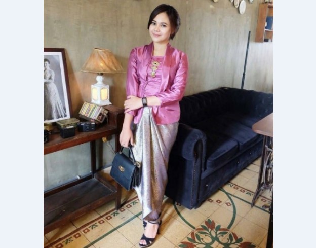 Model Kebaya Modern Kutubaru Satin Pink