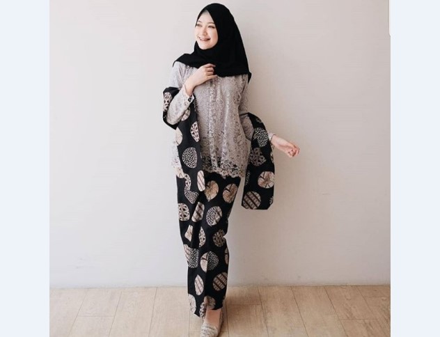 Model Kebaya Modern Lainnya Abu-abu Berselendang