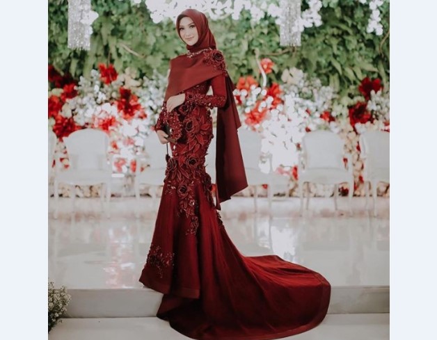 Model Kebaya Modern Lainnya Maroon Selendang Ornamen Bunga