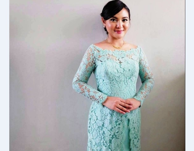 Model Kebaya Modern Lainnya Tosca Belah Tengah