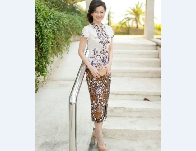 Model Kebaya Modern Lengan Pendek Putih Coklat