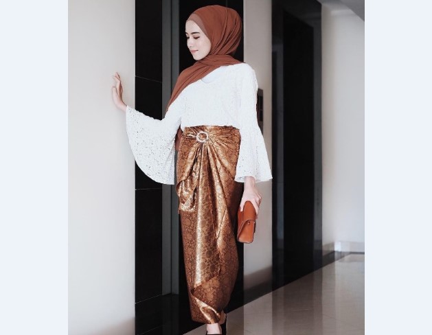 Model Kebaya Modern Lengan Terompet Putih Coklat