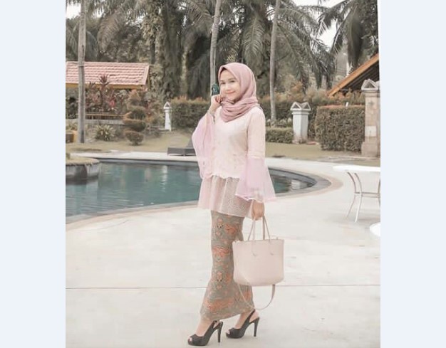 Model Kebaya Modern Lengan Terompet Putih Coksu