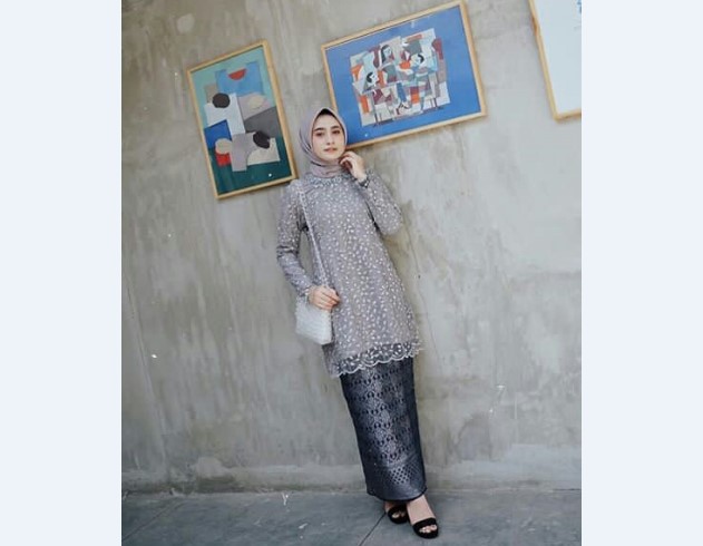 Model Kebaya Modern Panjang Abu Tua Muda