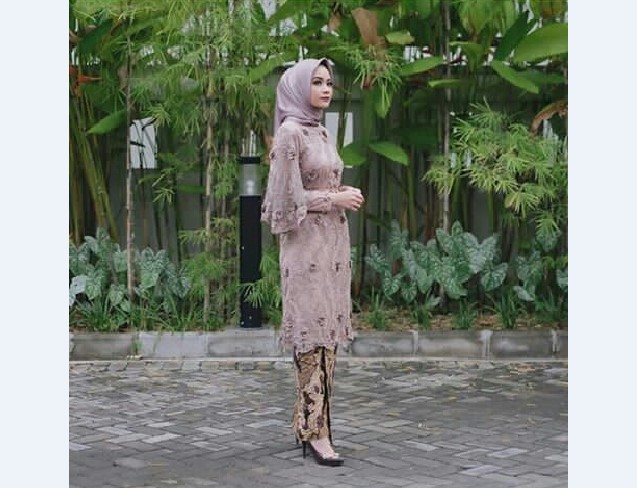 Model Kebaya Modern Panjang Tile Ungu