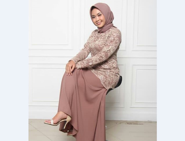 Model Kebaya Modern Panjang Ungu