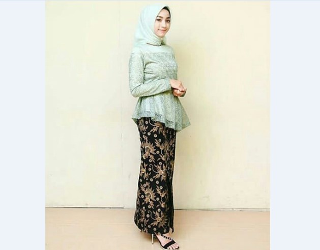 Model Kebaya Modern Peplum tosca hitam