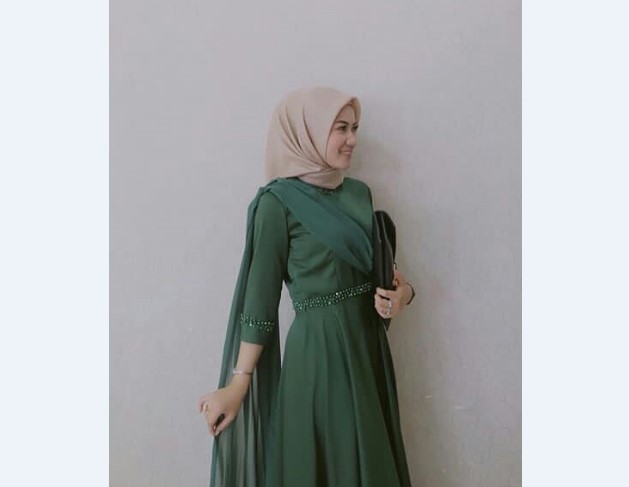 Model Kebaya Modern Selendang Bahu Hijau Botol
