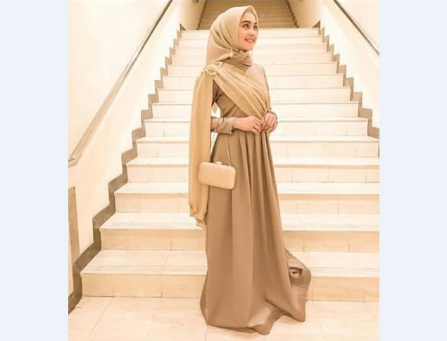 Model Kebaya Modern Selendang Bahu Krem