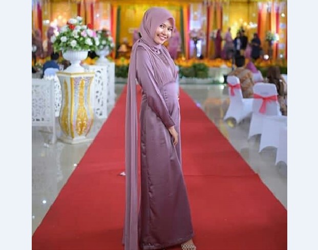 Model Kebaya Modern Selendang Bahu Ungu